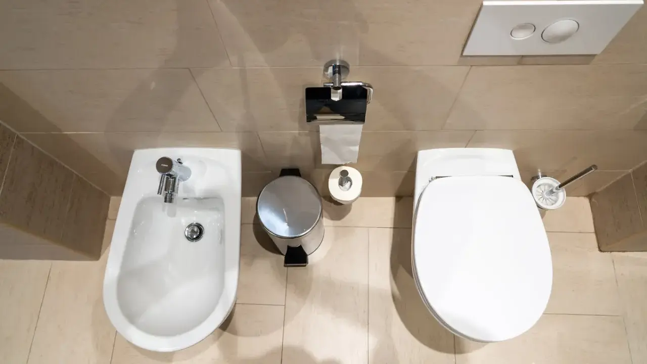 Łazienka z bidetem i WC. Odległość między wc a bidetem jest optymalna dla komfortowego użytkowania.