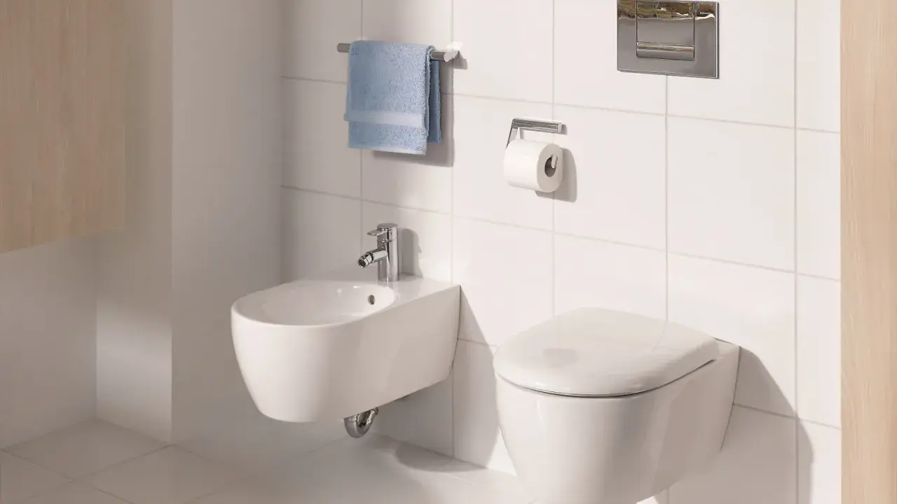 Nowoczesna łazienka z podwieszanym bidetem i WC. Montaż geberitu w ścianie murowanej zapewnia estetykę i łatwość sprzątania.