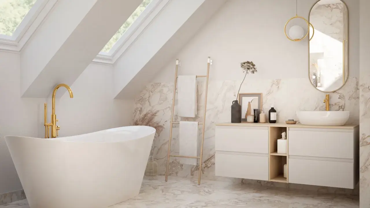 Elegancka łazienka z wanną wolnostojącą i złotą armaturą. Inspiracje dla Twojego domowego spa.