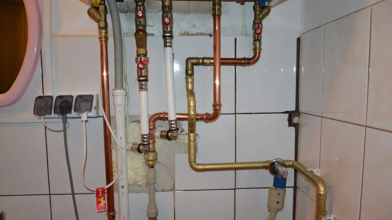 Instalacja pieca gazowego z zamkniętą komorą spalania wymaga precyzyjnego połączenia rur miedzianych i złotych.
