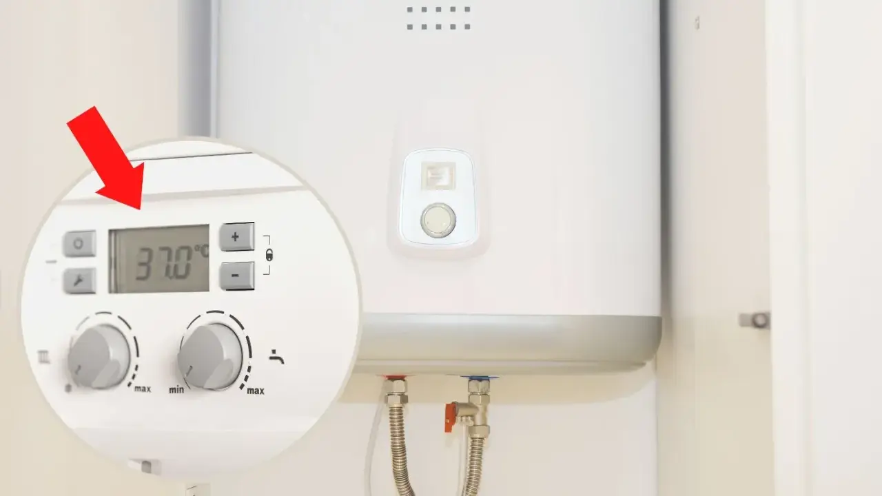 Jak ustawić bojler elektryczny? Widok panelu sterowania z wyświetlaczem temperatury 37°C i pokrętłami regulacji.