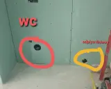 Oznaczone otwory w ścianie z płyt gipsowo-kartonowych: czerwone dla WC, żółte dla odpływu liniowego.