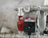 Czerwona pompa obiegowa z termometrem pokazuje temperaturę. Czy pompa może chodzić na 3 biegu?
