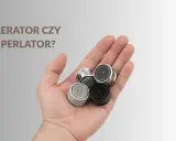 Dłoń trzyma kilka perlatorów, małych elementów do kranów. Czy to aerator czy perlator?