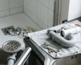 Nowe elementy syfonu i klucze czekają na montaż, by raz na zawsze wyeliminować smród z kanalizacji.