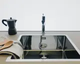 Nowoczesny zlew ze stali nierdzewnej z baterią i korkiem automatycznym. Zobacz, jak działa korek automatyczny do zlewu.