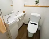 Kompaktowe, bardzo małe WC aranżacje z nowoczesną toaletą, małą umywalką i lustrem.