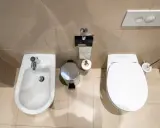 Łazienka z bidetem i WC. Odległość między wc a bidetem jest optymalna dla komfortowego użytkowania.