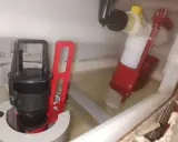 Mechanizm spłuczki w toalecie, widoczny niski poziom wody. Brak wody w toalecie uniemożliwia spłukiwanie.