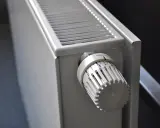 Grzejnik z termostatem ustawionym na 2. Piec gazowy grzeje wodę, a grzejniki zimne.