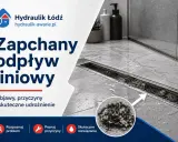Zapchany odpływ liniowy w łazience, pełen włosów i zanieczyszczeń. Hydraulik Łódź oferuje skuteczne udrożnienie.