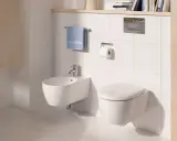 Nowoczesna łazienka z podwieszanym bidetem i WC. Montaż geberitu w ścianie murowanej zapewnia estetykę i łatwość sprzątania.
