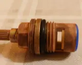 Głowica ceramiczna do baterii umywalkowej, kluczowa przy wymianie.