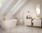 Elegancka łazienka z wanną wolnostojącą i złotą armaturą. Inspiracje dla Twojego domowego spa.
