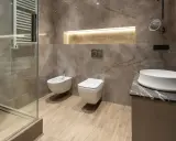 Nowoczesna łazienka z bidetem i WC. Odległość WC od ściany bocznej jest optymalna dla komfortu użytkowania.