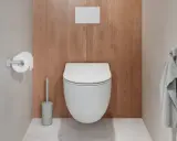 Uchwyt na papier toaletowy zamontowany jest na wygodnej wysokości, na jasnoszarej ścianie, obok wiszącej toalety.