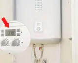 Jak ustawić bojler elektryczny? Widok panelu sterowania z wyświetlaczem temperatury 37°C i pokrętłami regulacji.