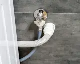 Instalacja odpływu do pralki. Wąż odpływowy podłączony do zaworu, na jakiej wysokości odpływ do pralki jest kluczowy dla prawidłowego działania.