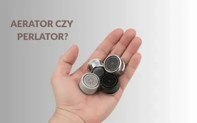Dłoń trzyma kilka perlatorów, małych elementów do kranów. Czy to aerator czy perlator?