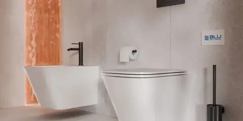 Nowoczesna zabudowa w łazience: wisząca miska WC i bidet z czarną armaturą, obok uchwyt na papier i szczotka.