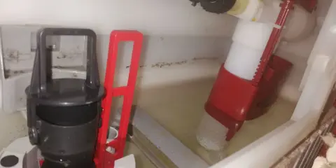 Mechanizm spłuczki w toalecie, widoczny niski poziom wody. Brak wody w toalecie uniemożliwia spłukiwanie.