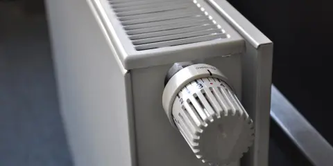 Grzejnik z termostatem ustawionym na 2. Piec gazowy grzeje wodę, a grzejniki zimne.