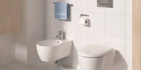 Nowoczesna łazienka z podwieszanym bidetem i WC. Montaż geberitu w ścianie murowanej zapewnia estetykę i łatwość sprzątania.