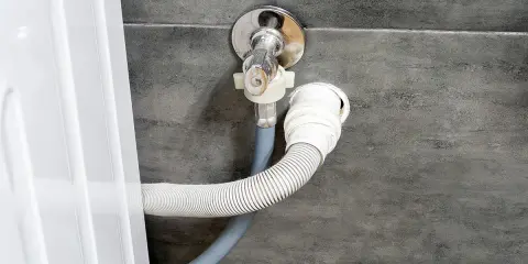 Instalacja odpływu do pralki. Wąż odpływowy podłączony do zaworu, na jakiej wysokości odpływ do pralki jest kluczowy dla prawidłowego działania.