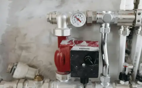 Czerwona pompa obiegowa z termometrem pokazuje temperaturę. Czy pompa może chodzić na 3 biegu?