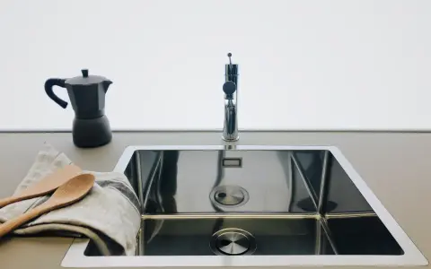 Nowoczesny zlew ze stali nierdzewnej z baterią i korkiem automatycznym. Zobacz, jak działa korek automatyczny do zlewu.