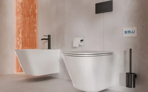 Nowoczesna zabudowa w łazience: wisząca miska WC i bidet z czarną armaturą, obok uchwyt na papier i szczotka.