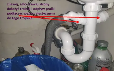 Zepsuty syfon pod zlewem lub brak uszczelnienia może powodować, że śmierdzi ze zlewu szambem. Na zdjęciu widać instalację hydrauliczną pod zlewem.