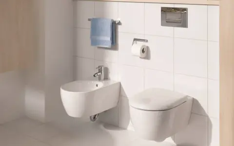 Nowoczesna łazienka z podwieszanym bidetem i WC. Montaż geberitu w ścianie murowanej zapewnia estetykę i łatwość sprzątania.