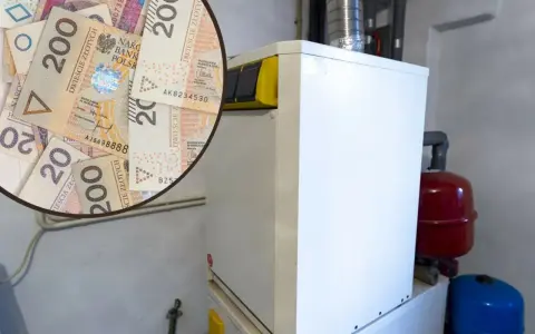 Czy przegląd pieca gazowego jest obowiązkowy? Stos pieniędzy obok kotła sugeruje, że warto sprawdzić koszty.