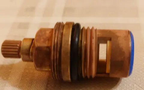 Głowica ceramiczna do baterii umywalkowej, kluczowa przy wymianie.