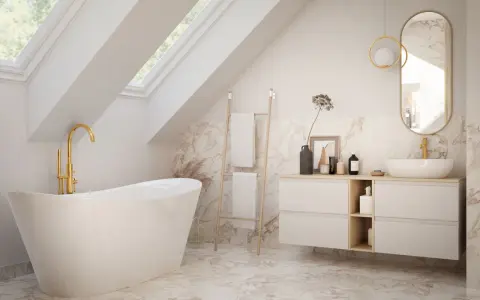 Elegancka łazienka z wanną wolnostojącą i złotą armaturą. Inspiracje dla Twojego domowego spa.