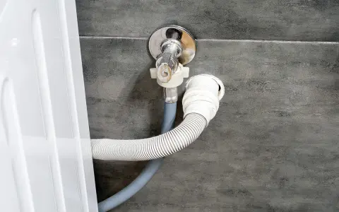 Instalacja odpływu do pralki. Wąż odpływowy podłączony do zaworu, na jakiej wysokości odpływ do pralki jest kluczowy dla prawidłowego działania.