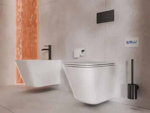 Nowoczesna zabudowa w łazience: wisząca miska WC i bidet z czarną armaturą, obok uchwyt na papier i szczotka.