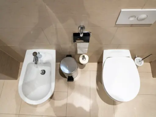 Łazienka z bidetem i WC. Odległość między wc a bidetem jest optymalna dla komfortowego użytkowania.