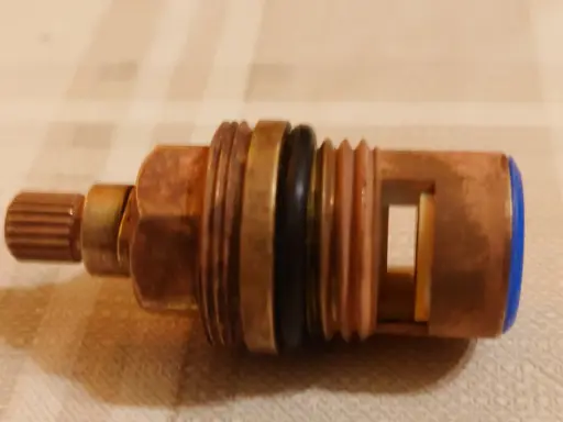 Głowica ceramiczna do baterii umywalkowej, kluczowa przy wymianie.