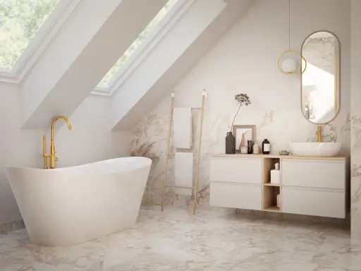 Elegancka łazienka z wanną wolnostojącą i złotą armaturą. Inspiracje dla Twojego domowego spa.