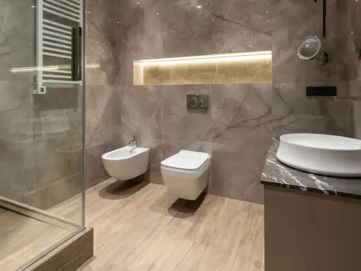 Nowoczesna łazienka z bidetem i WC. Odległość WC od ściany bocznej jest optymalna dla komfortu użytkowania.