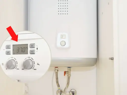 Jak ustawić bojler elektryczny? Widok panelu sterowania z wyświetlaczem temperatury 37°C i pokrętłami regulacji.