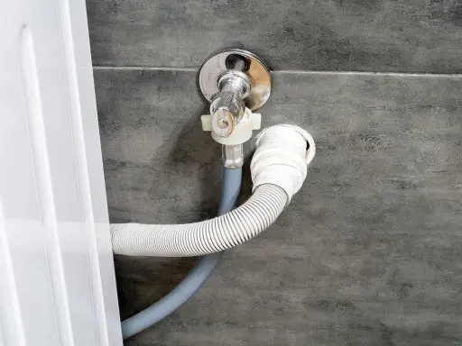 Instalacja odpływu do pralki. Wąż odpływowy podłączony do zaworu, na jakiej wysokości odpływ do pralki jest kluczowy dla prawidłowego działania.