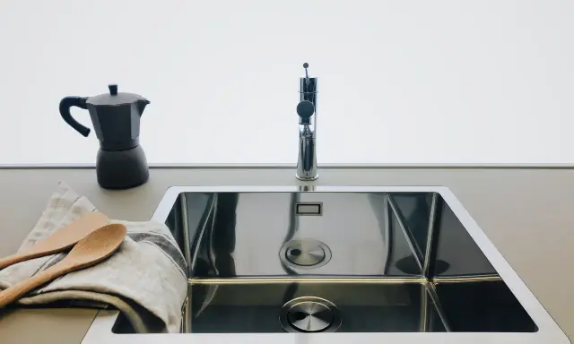 Nowoczesny zlew ze stali nierdzewnej z baterią i korkiem automatycznym. Zobacz, jak działa korek automatyczny do zlewu.