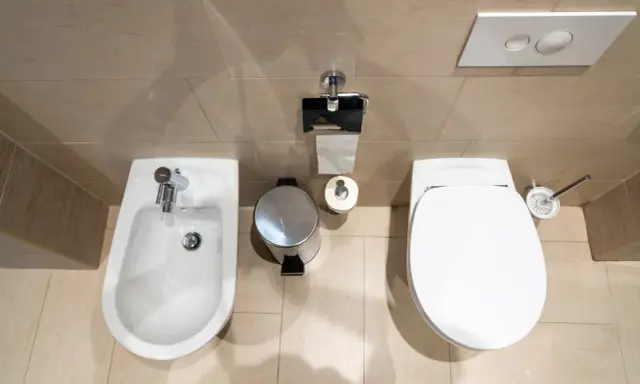 Łazienka z bidetem i WC. Odległość między wc a bidetem jest optymalna dla komfortowego użytkowania.