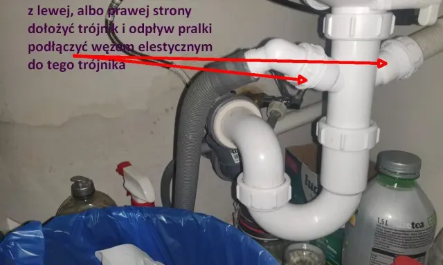 Zepsuty syfon pod zlewem lub brak uszczelnienia może powodować, że śmierdzi ze zlewu szambem. Na zdjęciu widać instalację hydrauliczną pod zlewem.