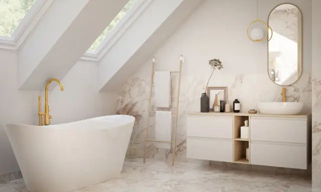 Elegancka łazienka z wanną wolnostojącą i złotą armaturą. Inspiracje dla Twojego domowego spa.