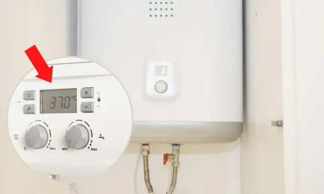 Jak ustawić bojler elektryczny? Widok panelu sterowania z wyświetlaczem temperatury 37°C i pokrętłami regulacji.