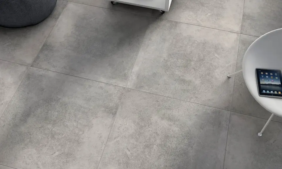 Nowe płytki gresowe z rektyfikacją, idealnie równe, tworzą minimalistyczną podłogę.